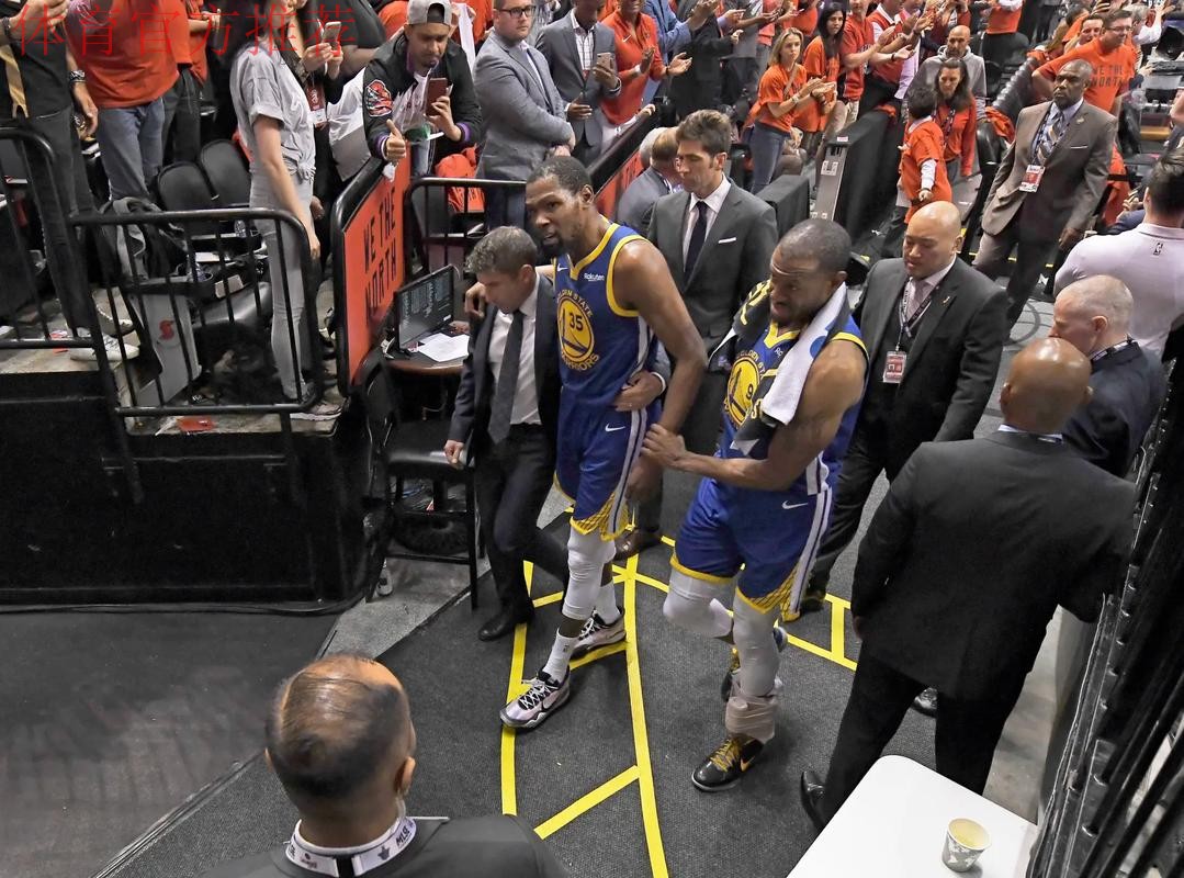 杜兰特在裁判回看暂停期间,与掘金主场球迷友好对线 杜兰特在裁判回看暂停期间,与掘金主场球迷友好对线