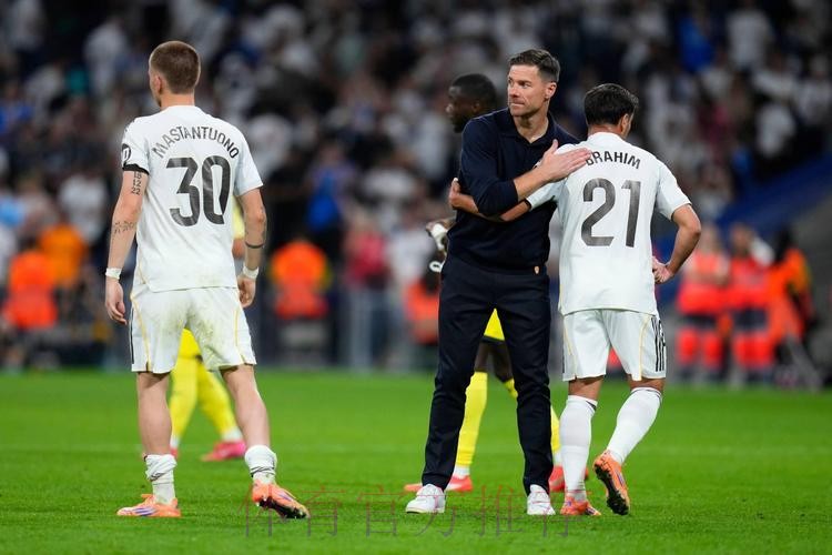 马卡:阿隆索明确告知迪亚斯 他仍不会获得首发 马卡:阿隆索明确告知迪亚斯 他仍不会获得首发